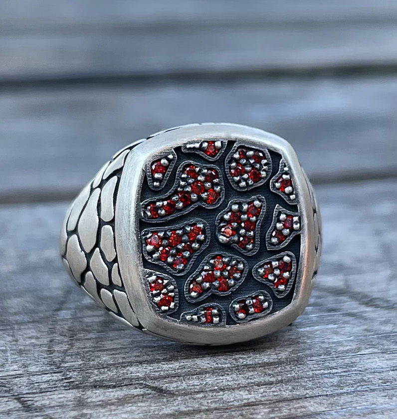 Garnet Taşlı Yılan Derisi Desenli Yüzük