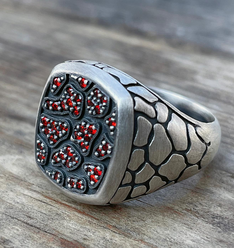 Garnet Taşlı Yılan Derisi Desenli Yüzük
