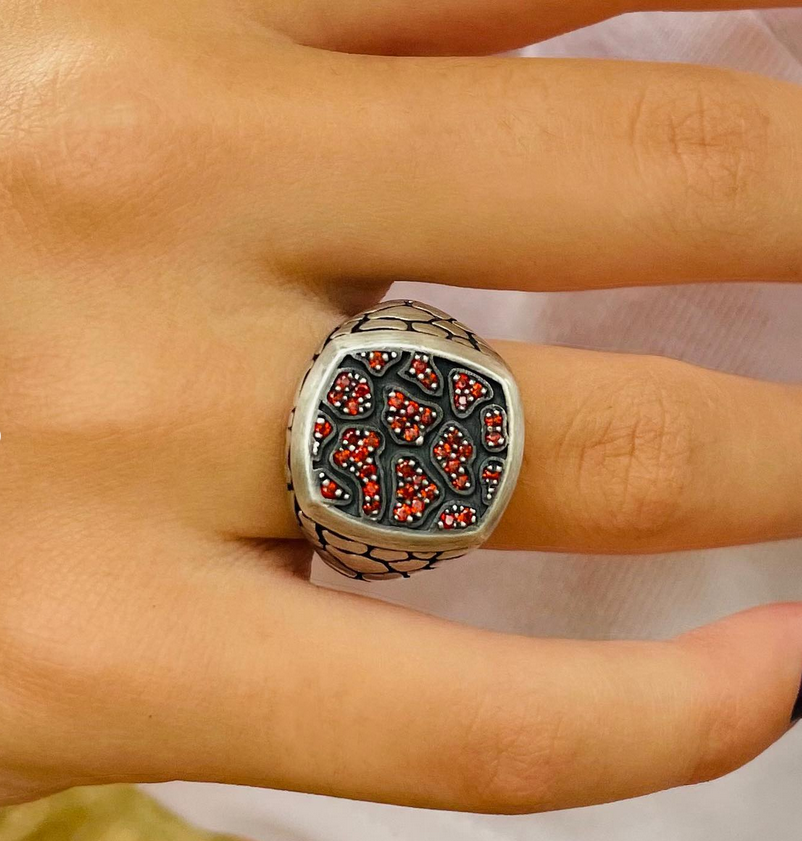 Garnet Taşlı Yılan Derisi Desenli Yüzük