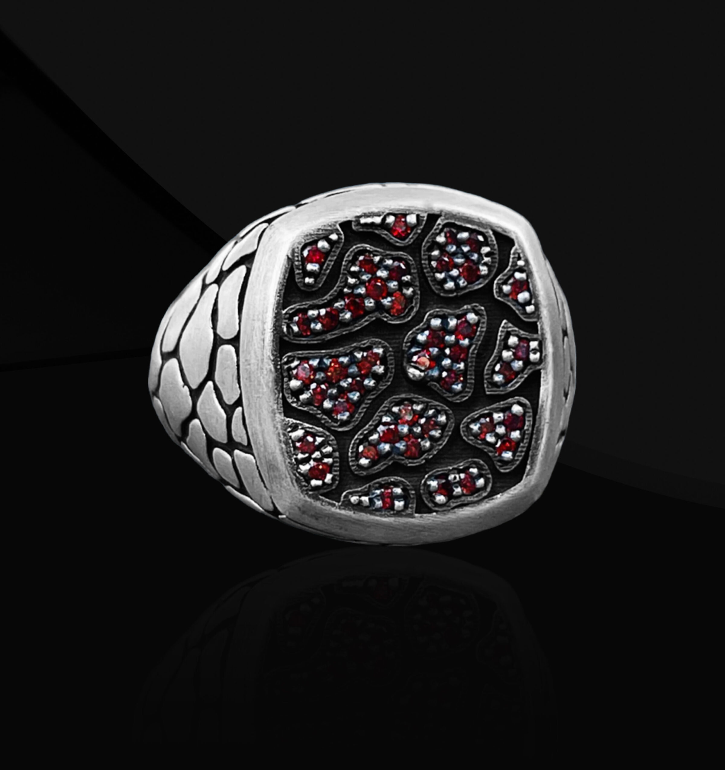 Garnet Taşlı Yılan Derisi Desenli Yüzük